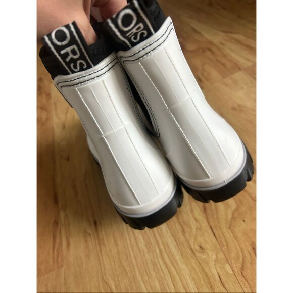 Michael Kors Tucker Rainboot - signature boot *NEW* - Ladies Size 10 no box tran - Picture 3 of 8